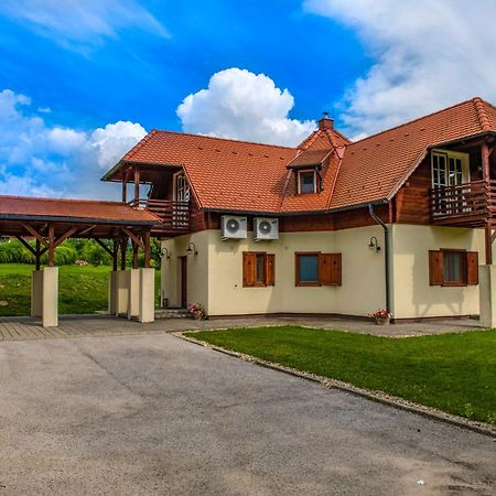 Szarvaskut Hotel Zirc Εξωτερικό φωτογραφία