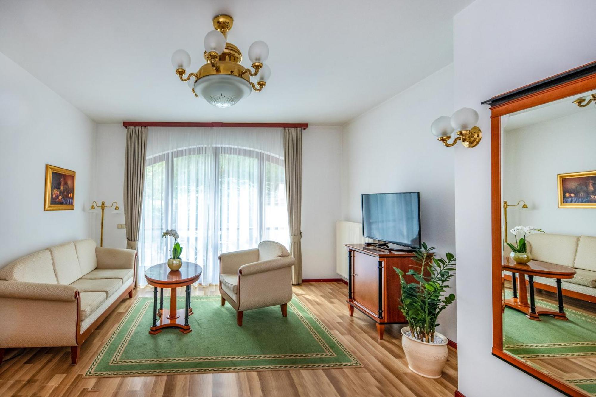 Szarvaskut Hotel Zirc Εξωτερικό φωτογραφία