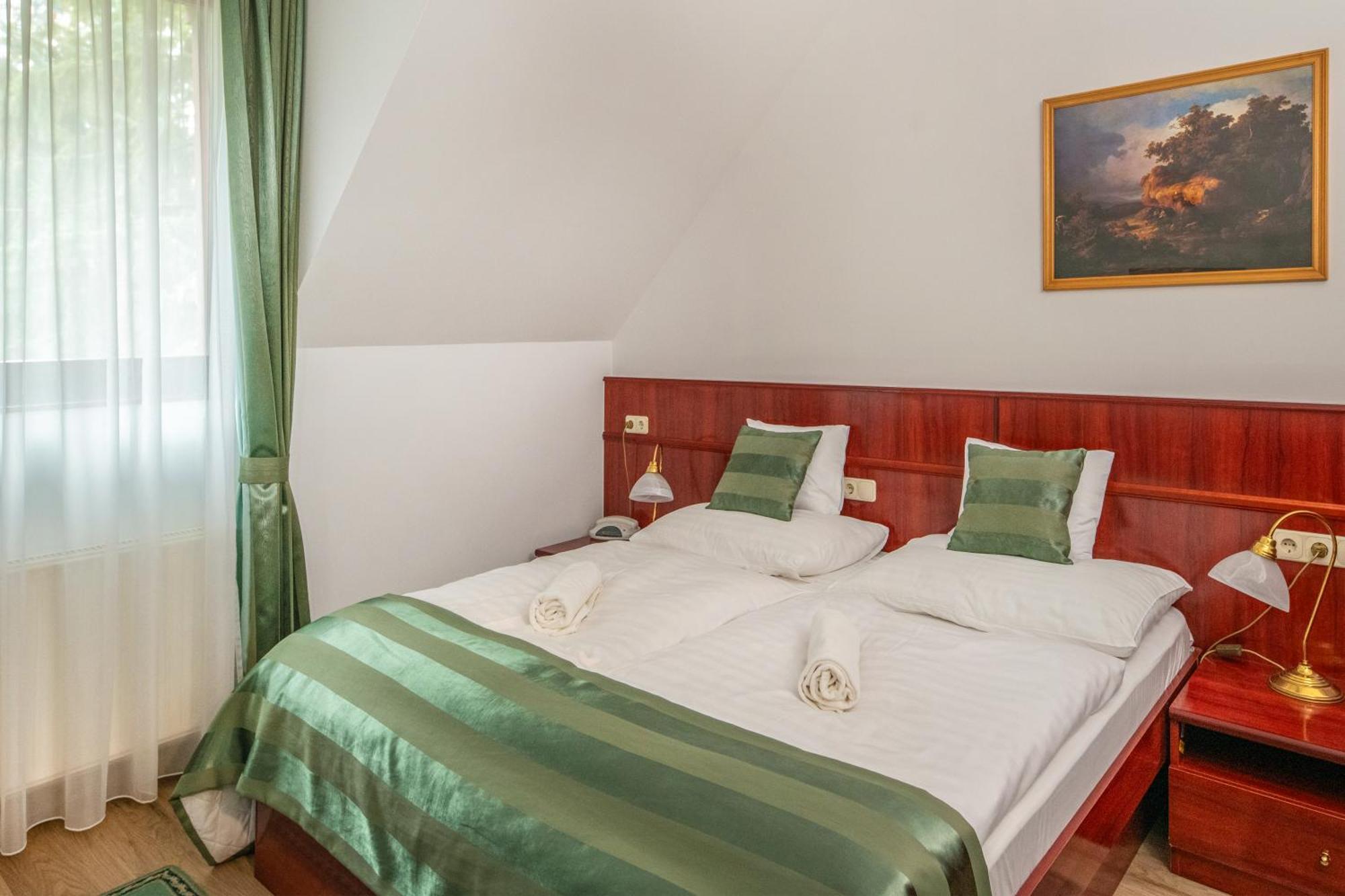 Szarvaskut Hotel Zirc Εξωτερικό φωτογραφία