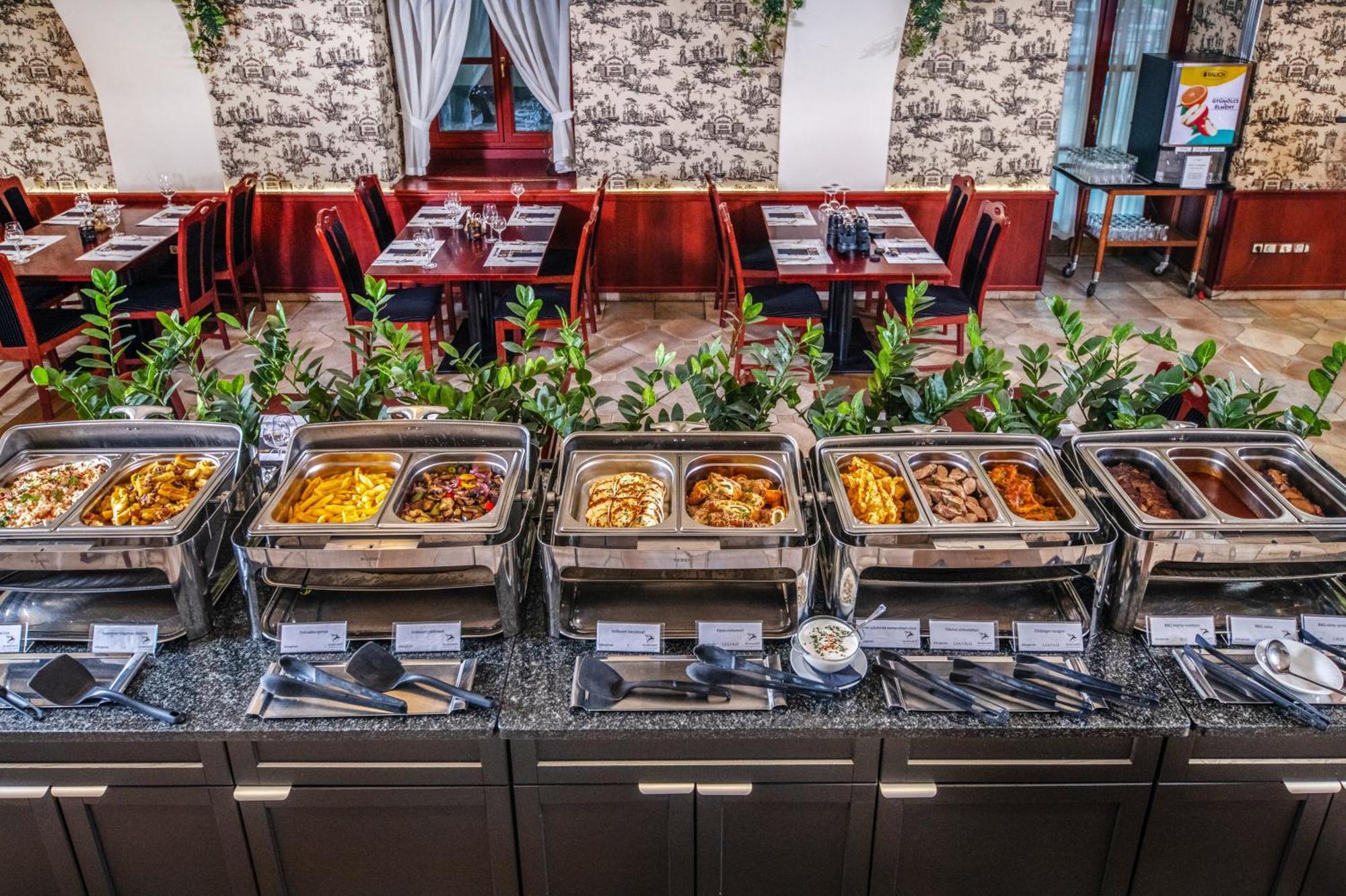 Szarvaskut Hotel Zirc Εξωτερικό φωτογραφία