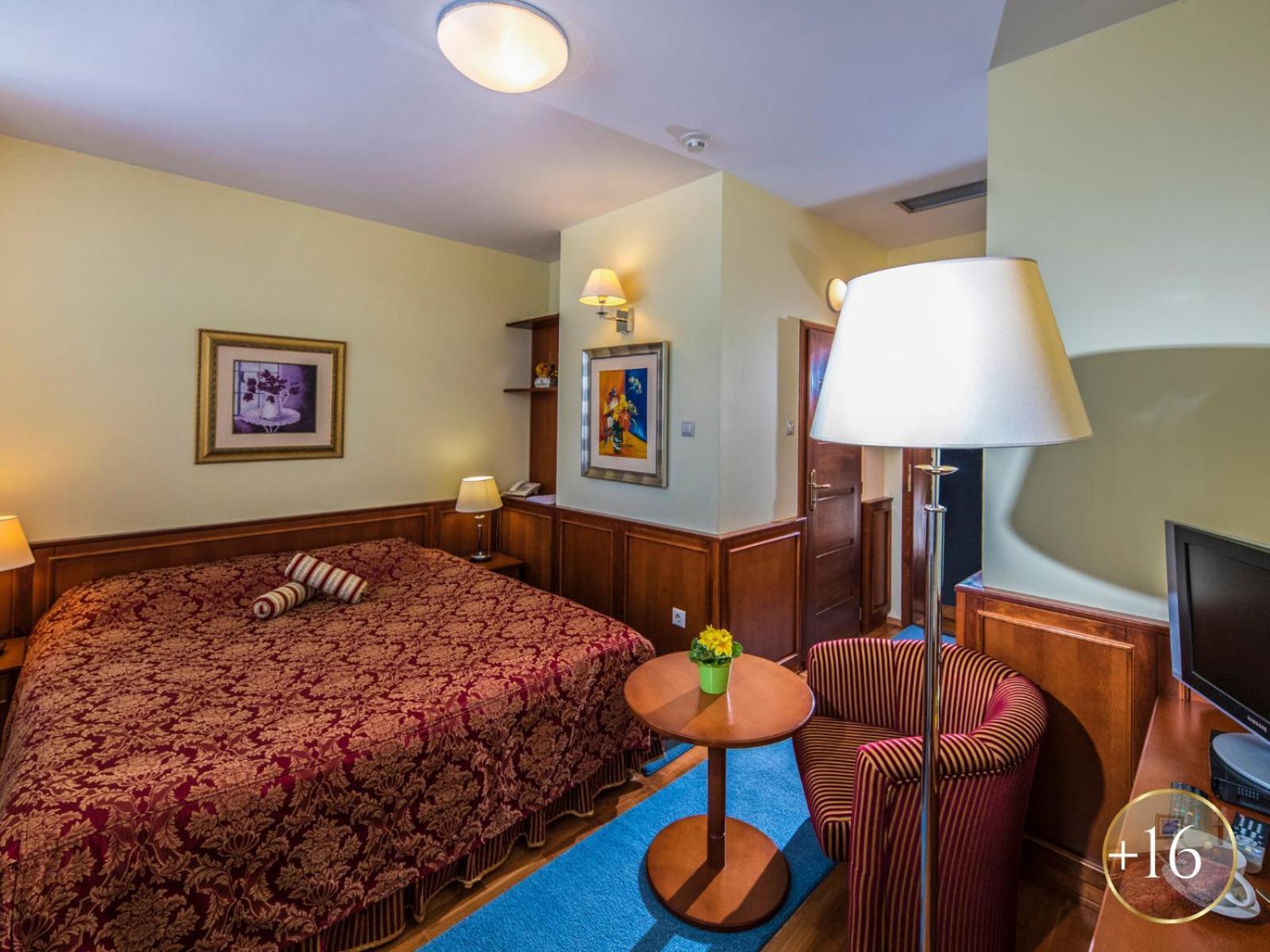 Szarvaskut Hotel Zirc Εξωτερικό φωτογραφία