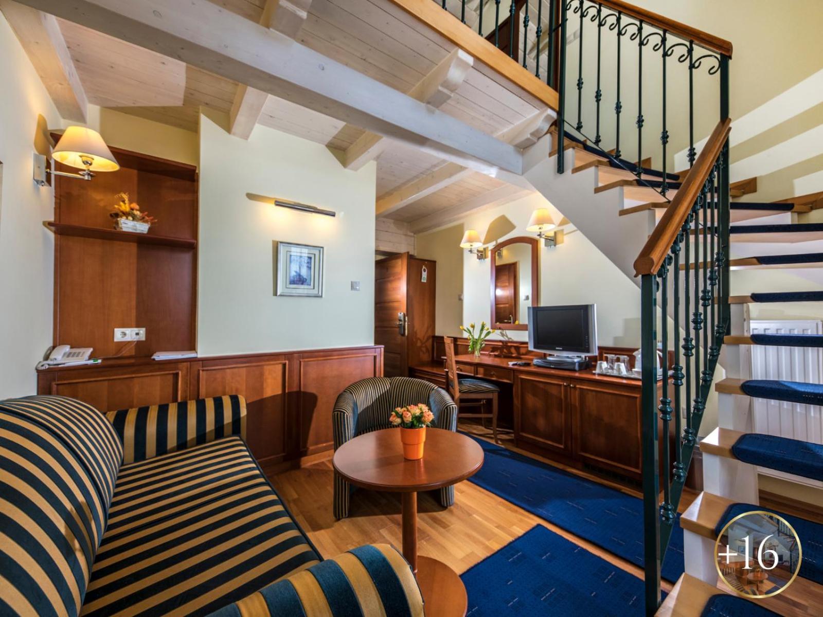 Szarvaskut Hotel Zirc Εξωτερικό φωτογραφία